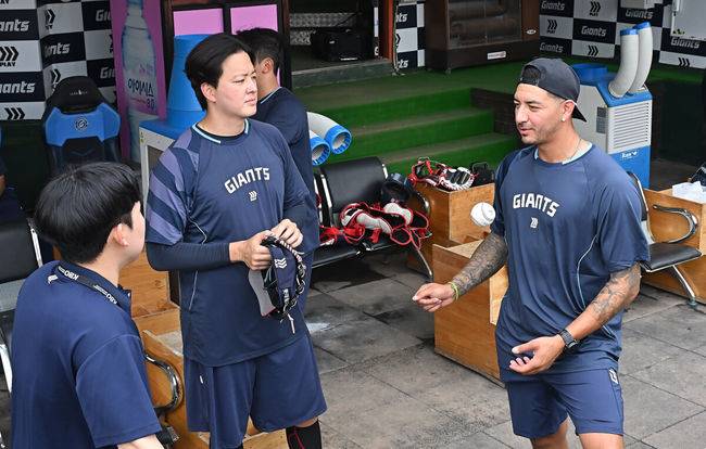 [OSEN=부산, 이석우 기자] 8일 부산 사직야구장에서 2025 신한 SOL 뱅크 KBO 리그 롯데 자이언츠와 SSG 랜더스의 경기가 열린다. 홈팀 롯데는 나균안이, 방문팀 SSG는 최민준이 선발 출전한다.롯데 자이언츠 새 외국인 투수 벨라스퀘즈가 사직야구장 더그아웃에서 김원중과 얘기를 하고 있다. 2025.08.08 / foto0307@osen.co.kr