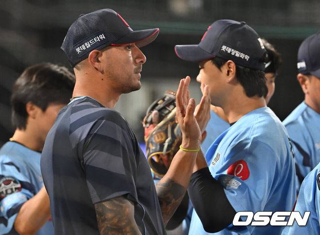 [OSEN=부산, 이석우 기자] 8일 부산 사직야구장에서 2025 신한 SOL 뱅크 KBO 리그 롯데 자이언츠와 SSG 랜더스의 경기가 열렸다. 홈팀 롯데는 나균안이, 방문팀 SSG는 최민준이 선발 출전했다.롯데 자이언츠 새 외국인 투수 빈스 벨라스케즈가 손호영과 하이파이브를 하고 있다. 2025.08.08 / foto0307@osen.co.kr