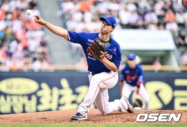 [OSEN=잠실, 조은정 기자]9일 오후 서울 잠실구장에서 ‘2025 신한 SOL Bank KBO리그’ LG 트윈스와 한화 이글스의 경기가 열렸다.LG는 치리노스, 한화는 엄상백을 선발로 내세웠다.1회말 한화 선발 엄상백이 역투하고 있다. 2025.08.09 /cej@osen.co.kr