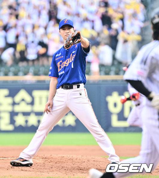[OSEN=잠실, 조은정 기자]9일 오후 서울 잠실구장에서 ‘2025 신한 SOL Bank KBO리그’ LG 트윈스와 한화 이글스의 경기가 열렸다.LG는 치리노스, 한화는 엄상백을 선발로 내세웠다.1회말 1사 2루 LG 오스틴에게 선제 투런포를 허용한 한화 엄상백이 아쉬워하고 있다. 2025.08.09 /cej@osen.co.kr