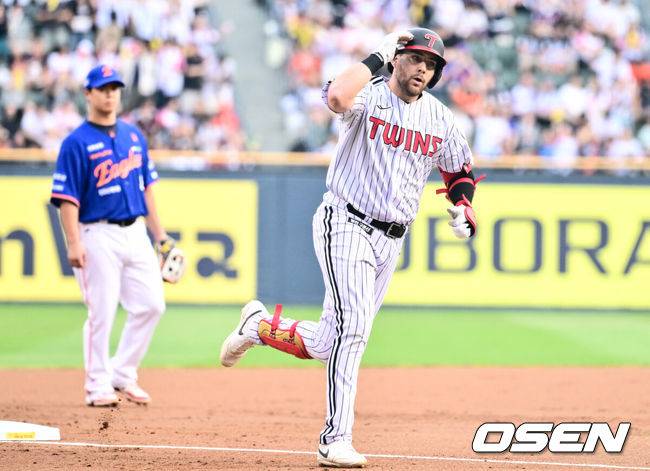 [OSEN=잠실, 조은정 기자]9일 오후 서울 잠실구장에서 ‘2025 신한 SOL Bank KBO리그’ LG 트윈스와 한화 이글스의 경기가 열렸다.LG는 치리노스, 한화는 엄상백을 선발로 내세웠다.1회말 1사 2루 LG 오스틴이 선제 투런포를 날린 뒤 베이스를 돌고 있다. 2025.08.09 /cej@osen.co.kr