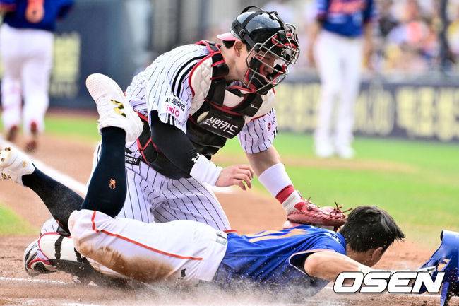 [OSEN=잠실, 조은정 기자]9일 오후 서울 잠실구장에서 ‘2025 신한 SOL Bank KBO리그’ LG 트윈스와 한화 이글스의 경기가 열렸다.LG는 치리노스, 한화는 엄상백을 선발로 내세웠다.1회초 1사 1,3루 한화 노시환 땅볼 때 LG 포수 박동원이 홈에서 3루주자 손아섭을 태그아웃 처리하고 있다. 2025.08.09 /cej@osen.co.kr