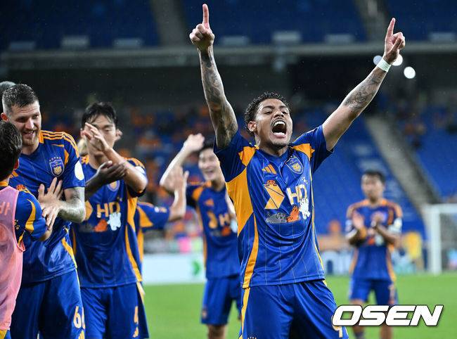 [OSEN=울산, 이석우 기자] 9일 울산 문수축구경기장에서 하나은행 K리그1 2025 울산 HD와 제주SK의 경기가 열렸다.  신태용 감독이 울산 HD 데뷔전이자 13년 만의 K리그 복귀 경기에 나섰다. 울산 HD 에릭이 루빅손의 골이 성공하자 기뻐하고 있다. 2025.08.09 / foto0307@osen.co.kr