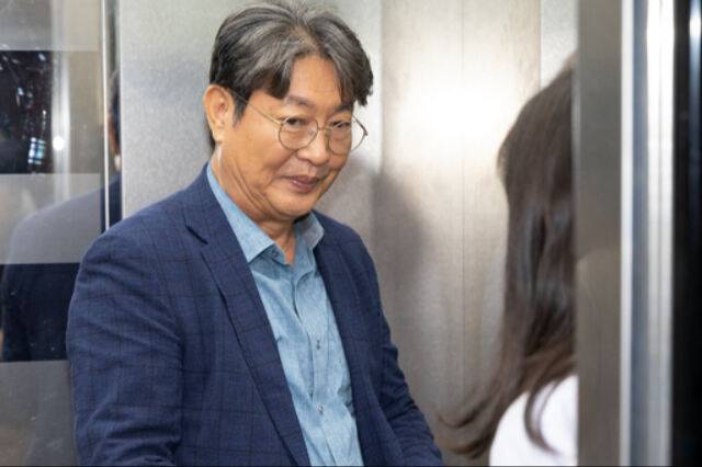 ‘주식 차명거래 의혹’이 제기된 이춘석 의원이 지난 5일 국회 본회의장을 나가고 있다. 뉴스1&nbsp;