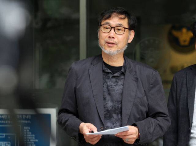 김순환 서민민생대책위원회(서민위) 사무총장이 9일&nbsp;서울 마포구 서울경찰청 앞에서&nbsp;이춘석 주식 차명거래 의혹 고발인 조사 출석에 앞서 입장을 밝히고 있다. 뉴시스