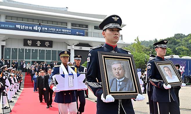 2023년 8월 국립서울현충원에서 독립운동가 최재형 선생과 부인 최 엘레나 페트로브나 씨 부부 합장식이 열려 군 의장대가 고인들의 영정과 영현을 든 채 이동하고 있다. 뉴시스