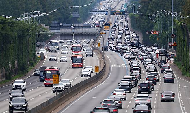 여름 휴가철인 지난 3일 서울 서초구 잠원IC 인근 경부고속도로 모습. 연합뉴스