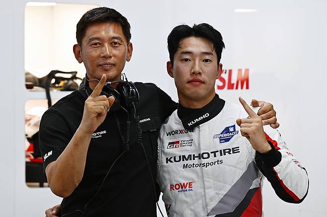 예선 1위에 오른 금호 SLM의 노동기(오른쪽)와 신영학 감독. 사진: 김학수 기자
