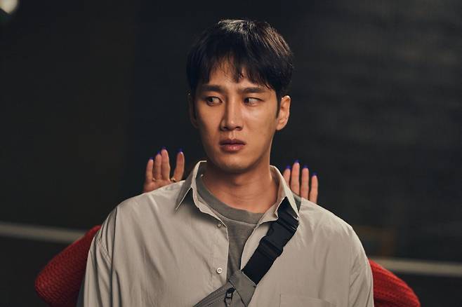 ‘악마가 이사왔다’는 배우 안보현의 첫 스크린 주연작이기도 하다. 평소 강인한 역할을 주로 맡았던 그는 이상근 감독을 투사한 청년 백수 ‘길구’ 역을 맡았다. 사진제공 | CJ ENM
