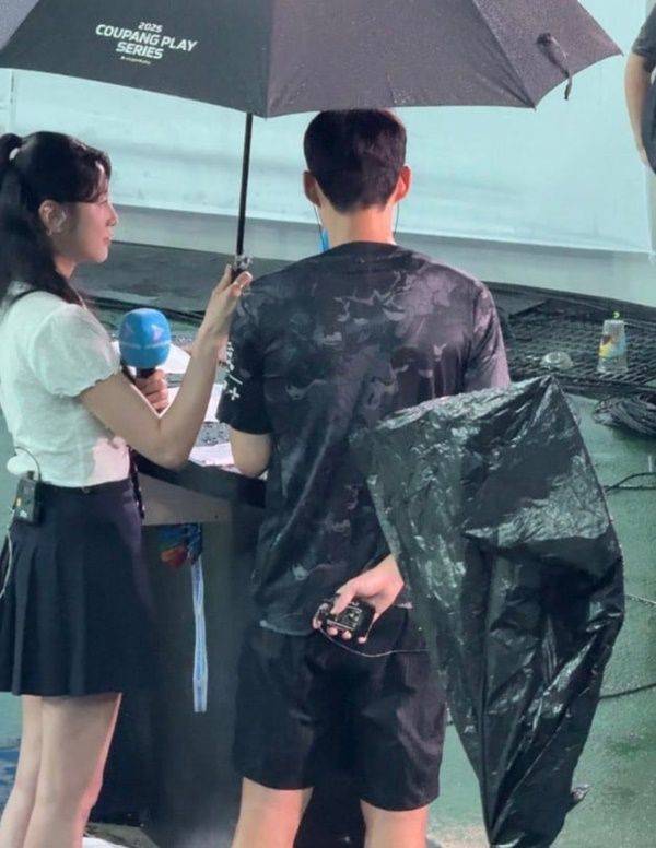 인터뷰 당시 손흥민의 뒷모습 / 사진=온라인 커뮤니티 캡처