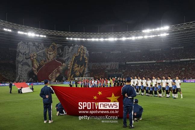 ▲ 중국 축구는 세계 무대 근처에 도달하지 못하는 현실을 재확인했다. 2026 국제축구연맹(FIFA) 북중미 월드컵 아시아지역 3차예선에서 일찍부터 길을 잃은 탓에 탈락했다. 6개국 중 4위까지만 들어도 본선 진출을 위한 생존 싸움을 계속 이어갈 수 있었는데, 중국은 한 수 아래로 여기던 인도네시아에도 밀리며 조 5위에 머물렀다.