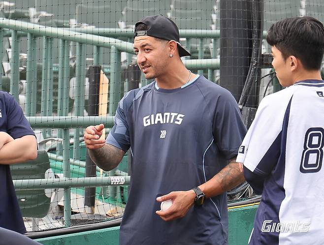 ▲ 8일 롯데 선수단과 만나 인사를 나눈 빈스 벨라스케즈 ⓒ롯데자이언츠