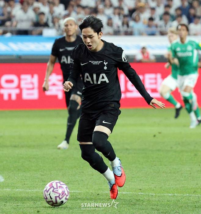 토트넘 양민혁이 3일 서울월드컵경기장에서 열린 '2025 쿠팡플레이시리즈 토트넘 홋스퍼와 뉴캐슬 유나이티드 경기 후반전 교체두입되어 돌파를 시도하고 있다. /사진=강영조 선임기자