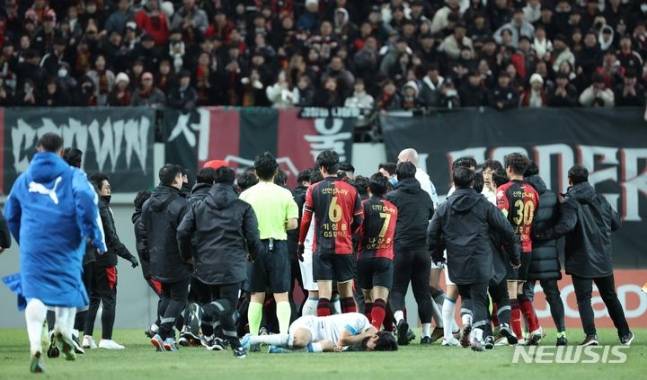 지난 2023년 11월 서울 마포구 서울월드컵경기장에서 열린 프로축구 하나원큐 K리그1 37라운드 FC서울과 수원삼성 블루윙즈의 경기, 후반 양 팀 선수들이 FC서울 기성용과 수원삼성 전진우의 충돌 때 신경전을 벌이고 있다. /사진=뉴시스