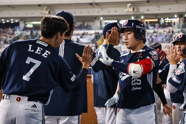 홈런을 때린 양의지(오른쪽)가 더그아웃으로 돌아와 이교훈과 하이파이브를 하고 있다. /사진=두산 베어스 제공