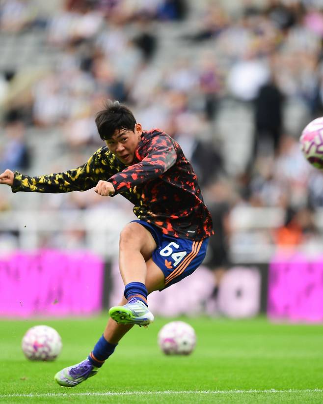 박승수가 9일(한국시간) 영국 뉴캐슬의 세인트 제임스 파크에서 열린 프리시즌 친선 경기 전 오른발 슈팅을 시도하고 있다. /사진=뉴캐슬 유나이티드 공식 사회관계망서비스(SNS)