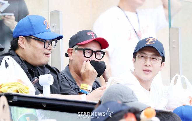 [한번에쓱]폭염에 마스크는 좀 그렇지? '강풀작가와 한화-LG 경기' 찾은 윤종신