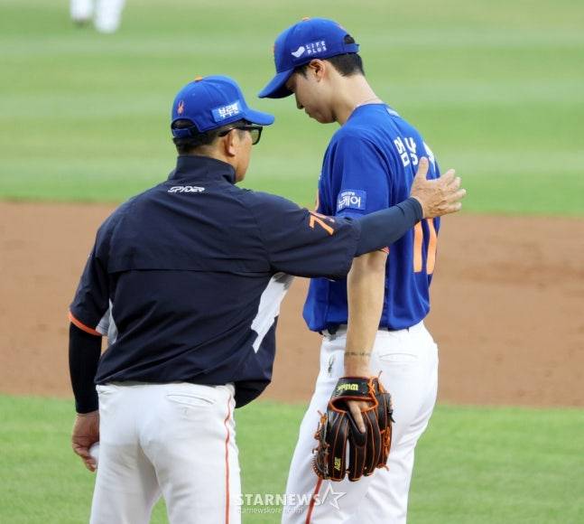 양상문 투수코치의 위로를 받는 엄상백. /사진=강영조 선임기자