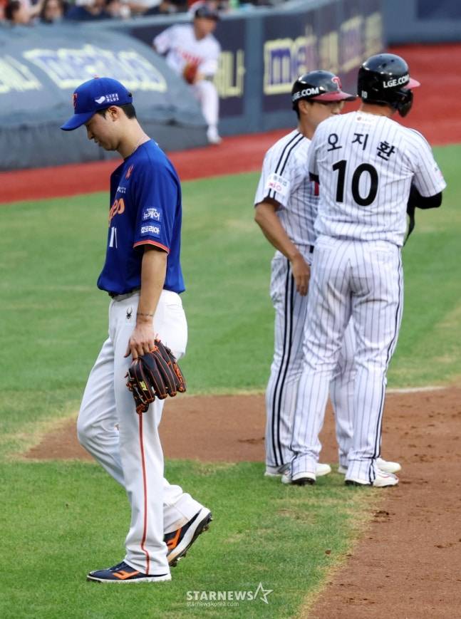 마운드에서 엄상백(왼쪽). /사진=강영조 선임기자
