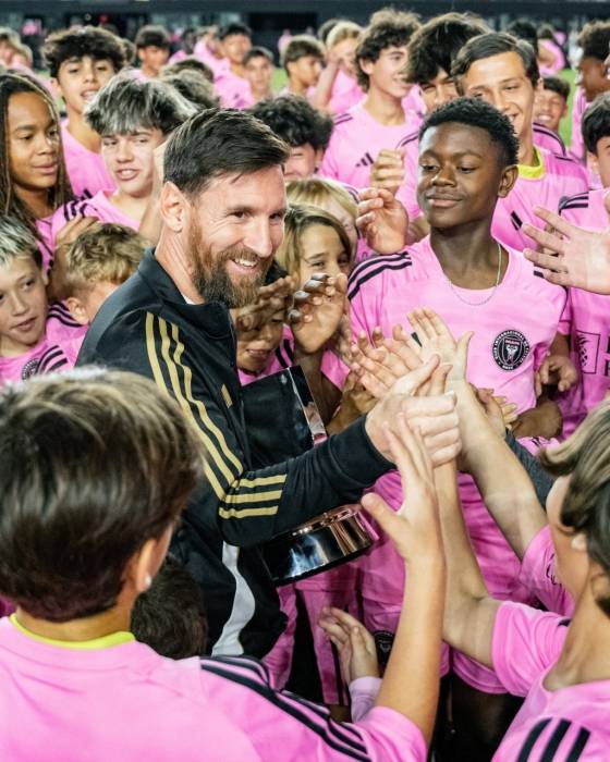 리오넬 메시(가운데)가 인터 마이애미 아카데미 선수들과 손을 맞잡고 있다.  /사진=인터 마이애미 공식 SNS 갈무리