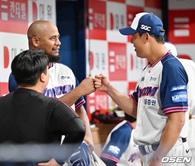 투구를 마친 메르세데스(왼쪽)가 코치와 하이파이브를 나누고 있다.