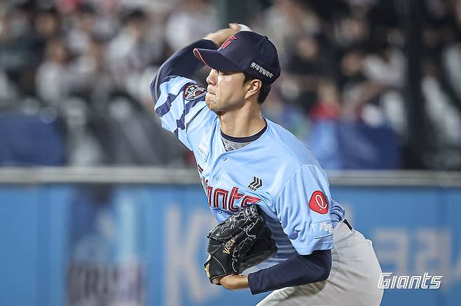 8일 오후 부산 사직야구장에서 열린 '2025 신한 SOL Bank KBO리그' SSG 랜더스와 롯데 자이언츠의 경기, SSG가 투수들의 호투에 힘입어 1:0으로 승리했다. 롯데 나균안, 정철원에 이어 마운드에 오른 윤성빈은 1이닝 무피안타 무사사구 2탈삼진 무실점을 기록했다. 롯데 자이언츠