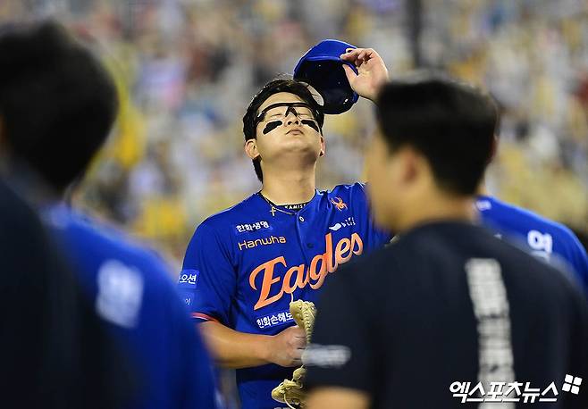 8일 오후 서울 송파구 잠실야구장에서 열린 '2025 신한 SOL Bank KBO리그' 한화 이글스와 LG 트윈스의 경기, LG가 연장 10회말 1사 만루에서 터진 천성호의 끝내기 안타에 힘입어 승리하며 1위를 수성했다.  한화 김서현이 끝내기 패배에 아쉬워하고 있다. 엑스포츠뉴스 잠실, 박지영 기자