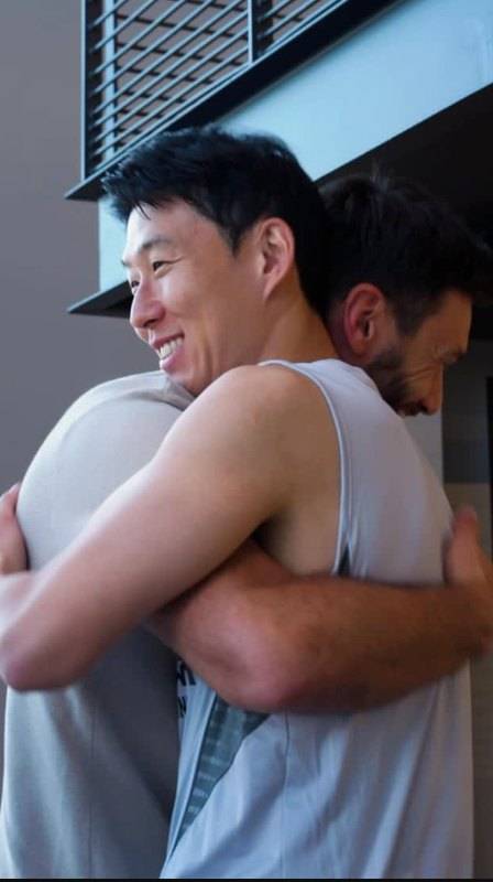 미국프로축구(MLS)에 따르면 최근 토트넘 홋스퍼를 떠나 LAFC에 입단한 손흥민은 옛 동료인 위고 요리스와 재회를 하자 기자회견에서 소감을 드러냈다. 토트넘에서 약 9년을 함께 뛴 손흥민과 재회하게 된 요리스도 인터뷰에서 손흥민에 대한 칭찬을 아끼지 않았고 다시 팀을 위해 함께 경기를 뛰는 순간을 기대했다. LAFC