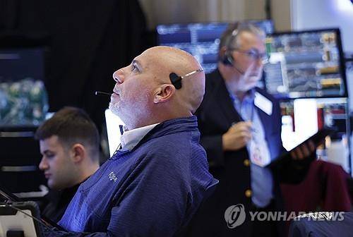 뉴욕증권거래소의 트레이더 [UPI 연합뉴스 자료사진. 재판매 및 DB 금지]