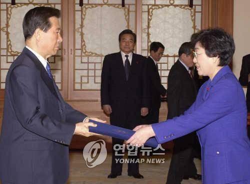 김대중 대통령이 2001년 1월 29일 오후 청와대에서 한명숙여성부장관에게 임명장을 수여하는 모습. [연합뉴스 자료사진. 재판매 및 DB 금지]