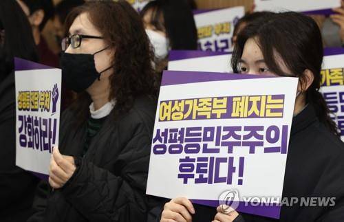 성평등 정책 강화 촉구하는 참석자들 (서울=연합뉴스) 류효림 기자 = 8일 서울 여의도 이룸센터에서 열린 여성가족부 폐지 저지와 성평등 정책 강화를 위한 범시민사회 전국행동 발족 기자회견에서 참석자들이 성평등 전담부처 강화를 촉구하는 손피켓을 들고 있다. 2022.11.8 ryousanta@yna.co.kr