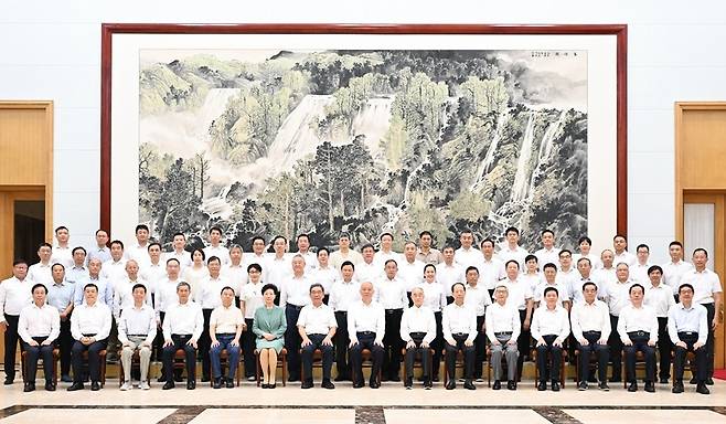 베이다이허에 초청된 중국 전문가들과 차이치 중국공산당 중앙서기처 서기 [신화통신 캡처. 재판매 및 DB 금지]