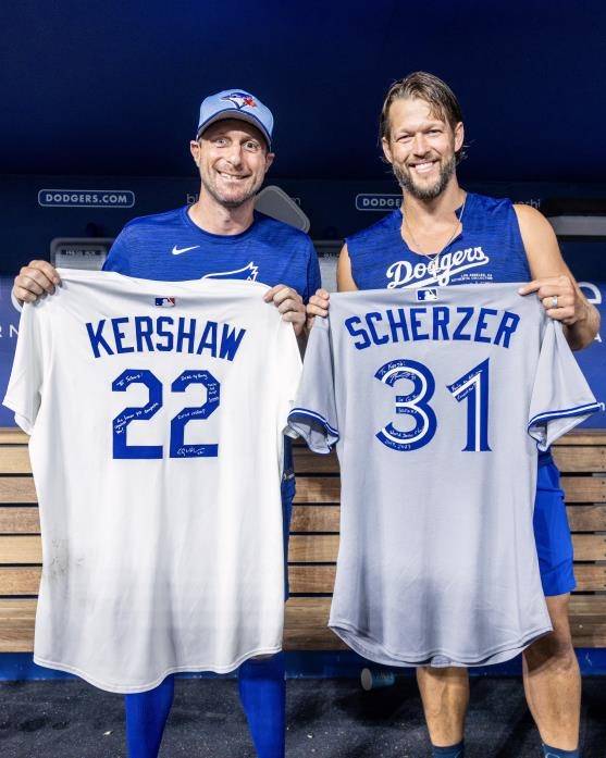 경기 후 서로의 유니폼을 교환한 셔저(왼쪽)와 커쇼 미국프로야구 메이저리그의 살아있는 전설, 토론토 블루제이스 맥스 셔저(왼쪽)와 로스앤젤레스 다저스 클레이턴 커쇼가 9일(한국시간) 미국 캘리포니아주 로스앤젤레스 다저스타디움에서 열린 양 팀 경기에서 선발 맞대결을 펼친 뒤 경기 후 유니폼을 교환하고 있다. [토론토 블루제이스 구단 소셜 미디어 캡처. 재배포 및 DB 금지]