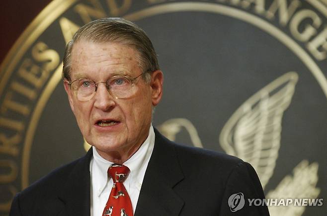 미국 연방수사국(FBI)·CIA(중앙정보국)을 지낸 윌리엄 웹스터의 생전 모습(2002년 10월 25일)  [AP 연합뉴스 자료사진. 재배포 및 DB 금지]