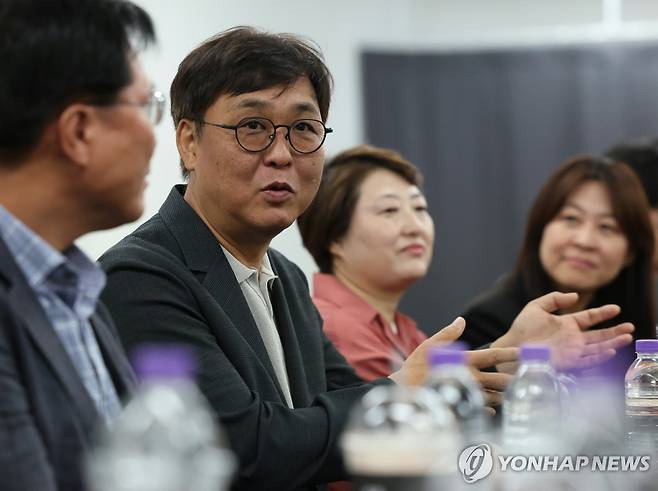 최휘영 문체부 장관 뮤지컬 현장 방문 (서울=연합뉴스) 최휘영 문화체육관광부 장관이 8일 서울 종로구 대학로 홍익대학교아트센터 대극장을 방문해 뮤지컬 '스웨그에이지 외쳐, 조선!'을 관람한 뒤 출연진과 관계자를 만나 K-뮤지컬 진흥을 위한 의견을 나누고 있다. 2025.08.09 [문화체육관광부 제공. 재판매 및 DB 금지]