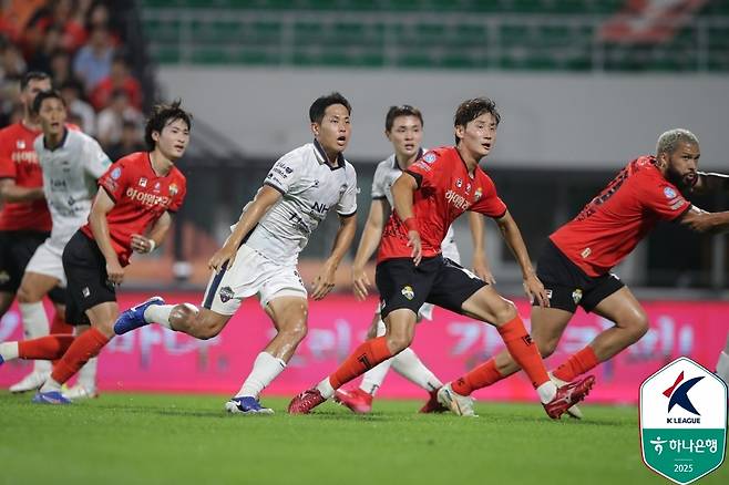 강원과 김천의 경기 모습 [한국프로축구연맹 제공. 재판매 및 DB 금지]