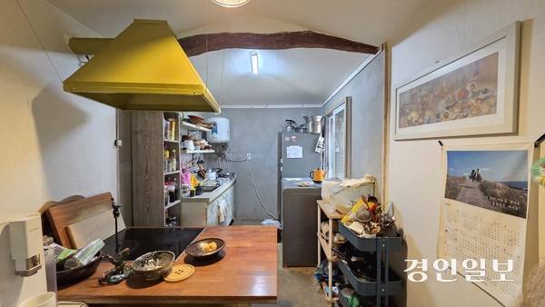 국자와 주걱 주방은 책방과 별도 건물에 아기자기하게 마련돼 있다. 2025.8.1 /김희연기자 khy@kyeongin.com