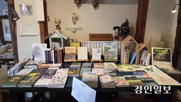 국자와 주걱에 책이 진열된 모습. 2025.8.1 /김희연기자 khy@kyeongin.com