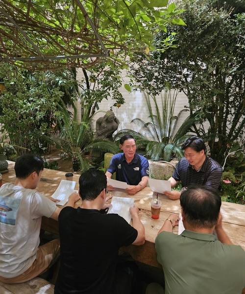 이원성 경기도체육회장과 김창우 대한민국운동선수학부모연대 회장이 ‘운동선수가족캠프’ 개최를 위한 간담회를 열고 있다. /경기도체육회 제공