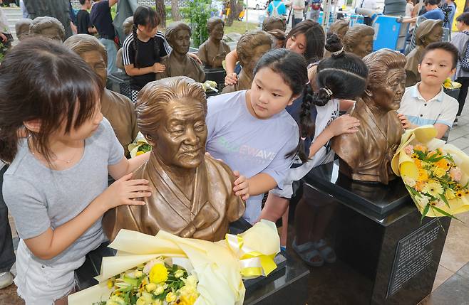 ▲ 9일 오전 광주시 나눔의집에서 열린 '2025년 일본군 위안부 피해자 기림의 날' 기념식에서 공연을 마친 아름드리 다문화 합창단원들이 고인이 된 할머니들의 흉상을 살펴보고 있다./전광현 기자 maggie@incheonilbo.com