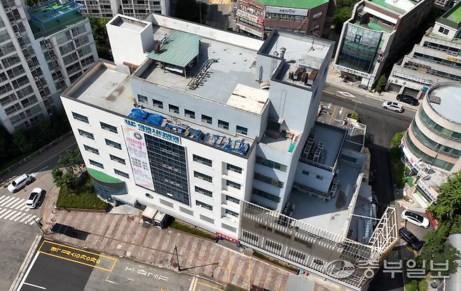 의왕 지역의 유일한 급성기병원인 '의왕시티병원'이 최근 의료인력 구인난으로 경영난을 겪으며 지역 의료공백에 대한 우려의 목소리가 커지고 있다. 사진은 10일 오후 의왕시 오전동에 위치한 의왕시티병원의 모습. 김경민기자