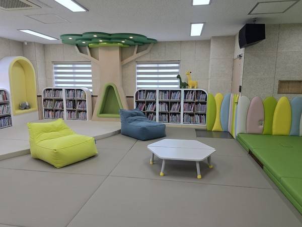 다나가 제조하는 원목 가구들.