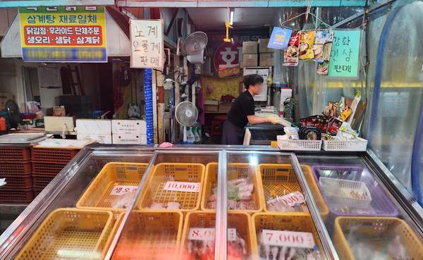 인천시 미추홀구의 한 닭 가게가 한산한 모습이다.