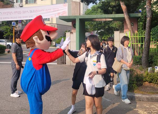 학생자치회 주도로 등굣길 하이파이브 행사를 마련했다.