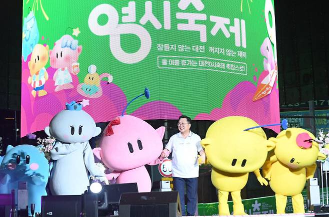 2025대전0시 축제가 8일 오후 대전시 중앙로 일원에서 열린 가운데 이장우 대전시장이 대전의 마스코트 꿈씨패밀리와 함꼐 인사를 건내고 있다. 금상진 기자