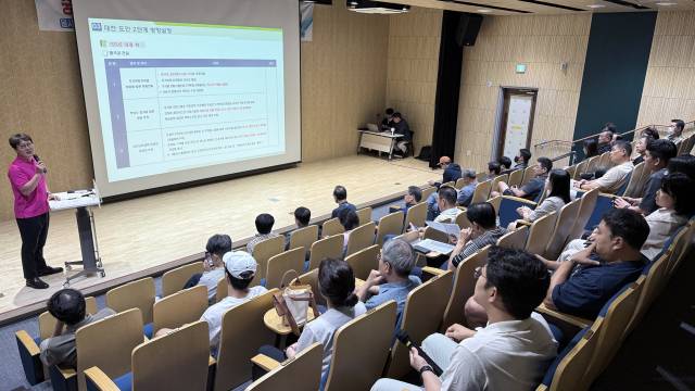 9일 대전 원신흥도서관에서 도안 2-9지구 시행사 측과 주민들이 모여 용도 변경에 대해 의견을 나누고 있다. 사진=이석준 기자