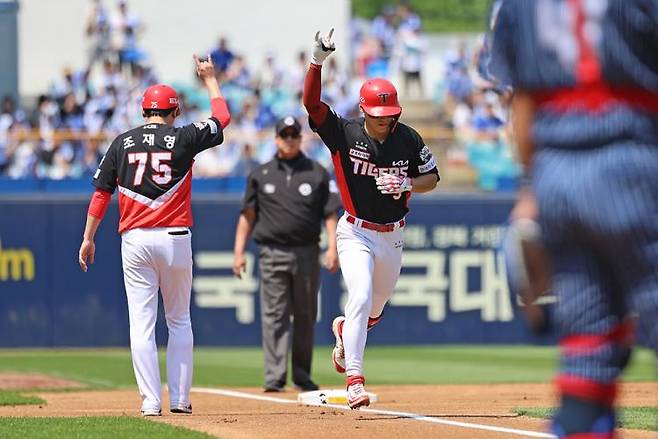 KIA 타이거즈 김도영이 지난달 25일 대구삼성라이온즈파크에서 열린 삼성 라이온즈와의 원정 경기에서 1회초 솔로 홈런을 터뜨린 후 베이스를 돌고 있다. /사진=KIA 제공