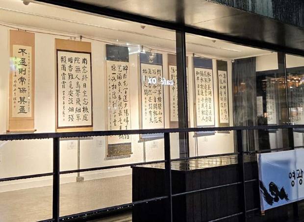 영광군이 시범 운영 중인 작은미술관 전시 작품들. 도시의 미술관에서는 느끼기 힘든, 바람과 빛이 전시에 스며드는 풍경이다. <영광군>