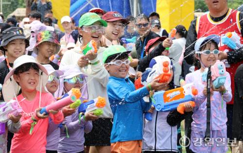 ◇축제 참가자들이 물총을 쏘며 즐거워 하고있다.
