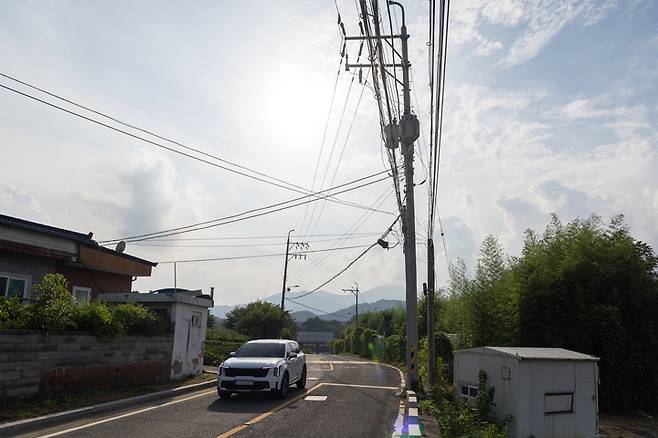 지난 8일 찾은 유네스코 세계유산으로 등재된 '반구천의 암각화' 일대의 전봇대가 미관을 해치고 있다. 최지원 기자